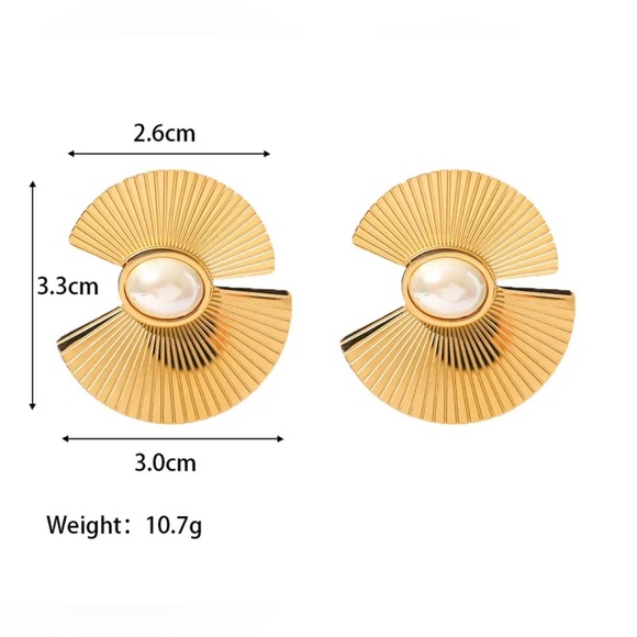 18k Gold Plated Scalloped Oval Pearl Earrings - Picture 4 of 11